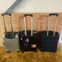 ● キャリーバッグ、スーツケース、どれでも１つ1000円、残り２個の画像