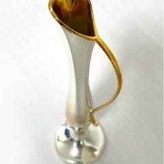 金と銀メッキの一輪挿しの画像