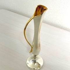 金と銀メッキの一輪挿しの画像