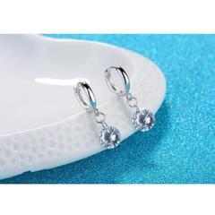 ▼j→→→m16-28 ブリリアントカットダイヤモンドＣＺアーチラウンドピアスの画像