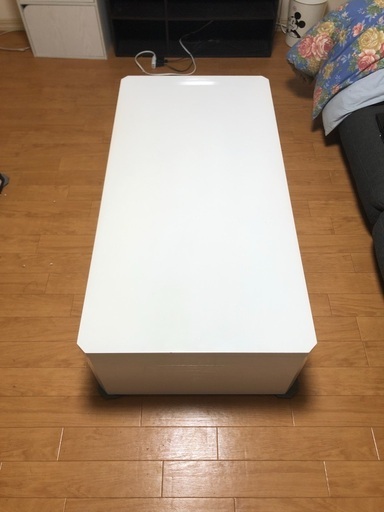 白の引き出し付きローテーブルになります。