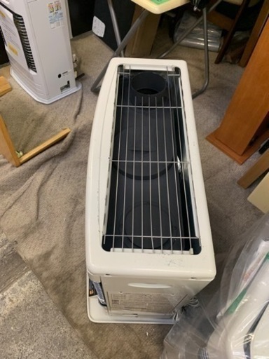 清掃整備済み　トヨトミ TOYOTOMI 半密閉式石油ストーブ HR682D ポット式　強制通気形　自然対流形
