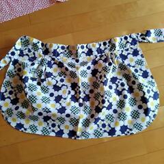 差し上げます!新品イチゴ🍓のエプロンと花柄の前掛けの画像