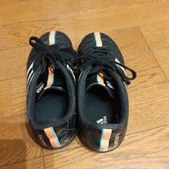 値下げサッカーシューズ　アディダス　キッズ　21.5cmの画像