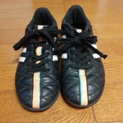 値下げサッカーシューズ　アディダス　キッズ　21.5cmの画像