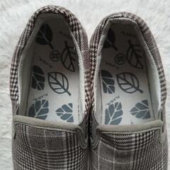 【お渡し先決定済み】チェック柄のカジュアルシューズ　レディース　靴　1週間屋内で使用　23cm　の画像