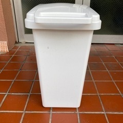 【値下げしました】ゴミ箱　47L 大容量　連結可能　分別　ホワイト　プラチックの画像