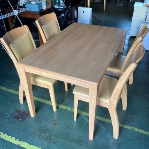 ● ダイニングテーブルセット、椅子4脚付、幅120センチ、奥行き75センチ、高さ70.5センチ