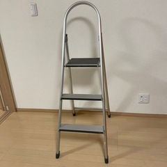 3段の脚立の画像