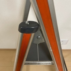 3段の脚立の画像