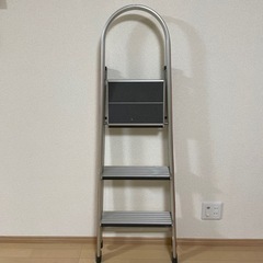 3段の脚立の画像