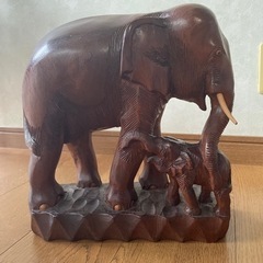 【中古】木彫りのゾウ親子の置物