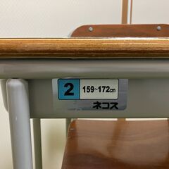 学校の椅子と机の画像