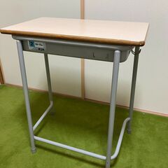 学校の椅子と机の画像