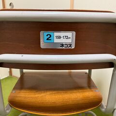 学校の椅子と机の画像