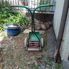 手動式芝刈機　[集草カゴ出てきました]の画像