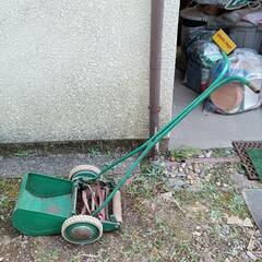 手動式芝刈機　[集草カゴ出てきました]