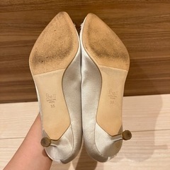 結婚式披露宴パーティー卒業式など上品なパンプス　シャンパンゴールドの画像