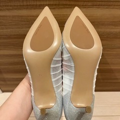 結婚式披露宴パーティー卒業式など上品なパンプス　キラキラ　シルバーの画像