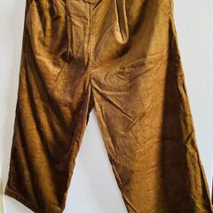 カーキ色のボトムス （未着品）