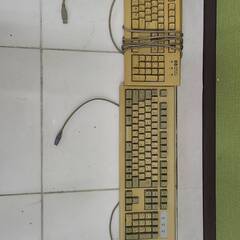 【ジャンク品】PCモニター　4枚　キーボード2つの画像