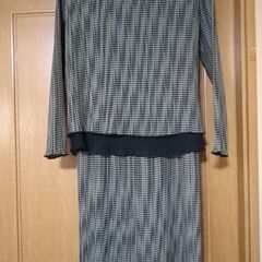 フォーマルスーツ　入園入学時　パーティー等に　Mサイズ　未使用に近い　1回使用　細かい細いプリーツ　の画像