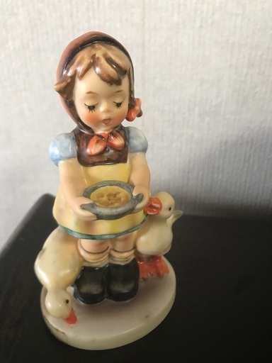 ゲーベル社　フンメル人形　girl feeding ducks アヒルに餌を与える少女