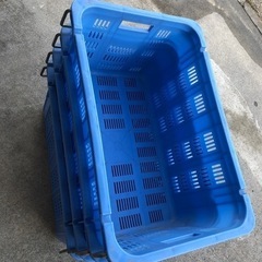プラスチック　コンテナ　大きいかご　4つあります！