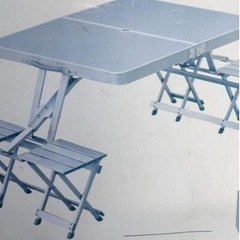 キャンプ用品？椅子付きテーブルです。
