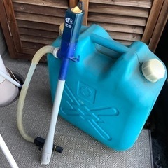 ポリタンク✖️2個と電動ポンプ　ポリタンク1つは灯油入り