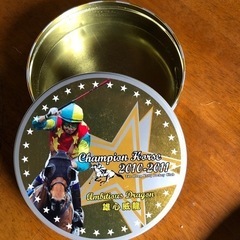 香港競馬　名馬アンビシャスドラゴン優勝記念菓子の缶の画像