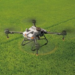 ドローンで広域に除草剤を散布します。