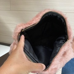 ファーのクラッチバックの画像