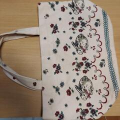 うさぎトートバッグとビーズの指輪の画像