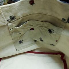 うさぎトートバッグとビーズの指輪の画像