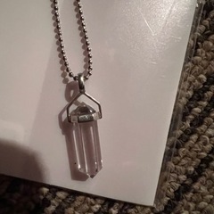 水晶っぽいシルバーネックレス　男女どちらでもの画像