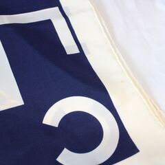 CHANEL　シャネル スカーフ　ココマーク　ロゴ　ブルー/ホワイト　シルク100％　大判　カレ　マドモアゼル　レディースの画像