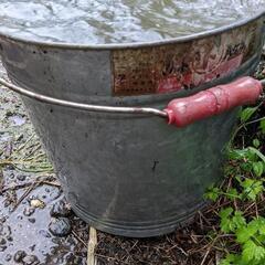🚰水の貯まるブリキバケツ　　　鉄製の画像