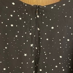 H&M 星デザインのワンピースの画像