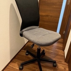 オフィスチェアー　キャスター付き