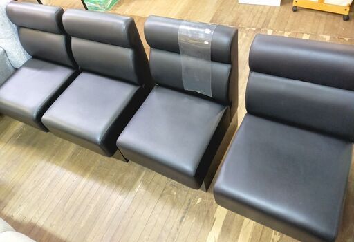 セール中につき、通常特価13,178円より3,000円引きの10,178円!　ベンチソファ 4脚セット フェイクレザー 黒 ブラック ベンチシート 背面フラット 合成皮革 応接室 会社 分割