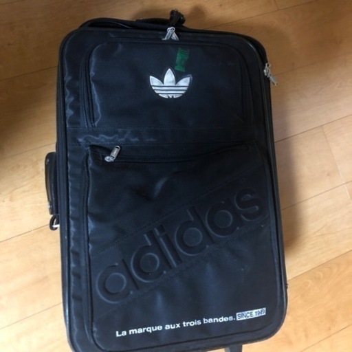 adidasのスーツケース