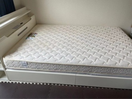 ダブルベっドとマットレス。フランスベッド