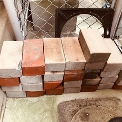 煉瓦とコンクリートブロック（取外し品）の画像