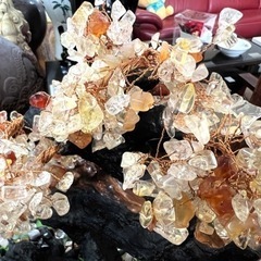小石で作られた盆栽の置物の画像