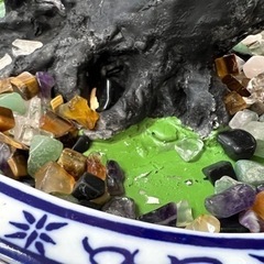 小石で作られた盆栽の置物の画像