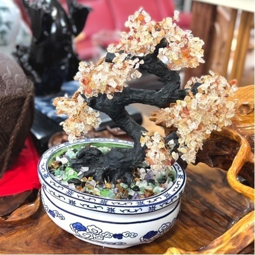小石で作られた盆栽の置物
