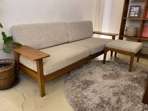宇都宮でオシャレな家具を探すなら『オトワリバース！』ソファ 東京インテリア購入品 3人掛け ベージュ系 木枠ソファ オットマン付き 中古品