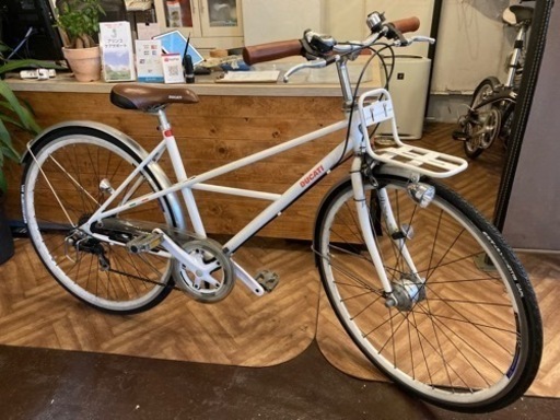 【タイヤ新品！LEDオートライト】700×25c7段変速　クロスバイク　白