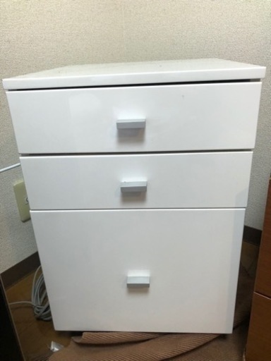 白い３段の引き出し式キャビネット